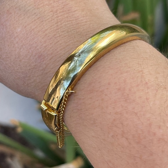 Gold tone oval hinged bangle bracelet - Picture 2 of 5